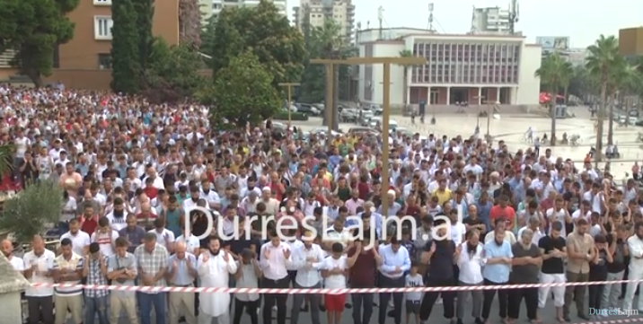 Festa e Kurban Bajramit, besimtarët myslimanë në Durrës falin namazin (VIDEO)