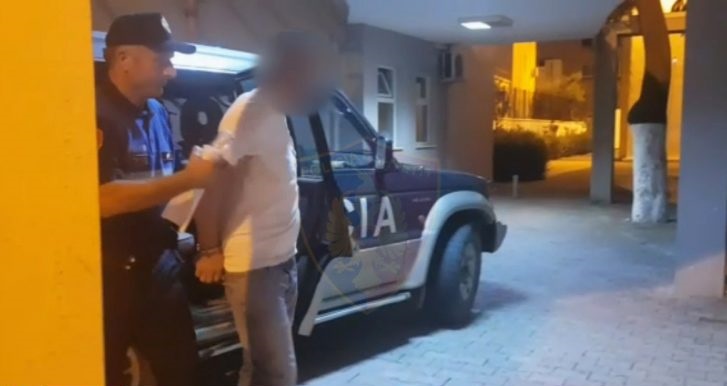 Dhunoi dhe kanosi me armë babain e moshuar, arrestohet 43-vjeçari