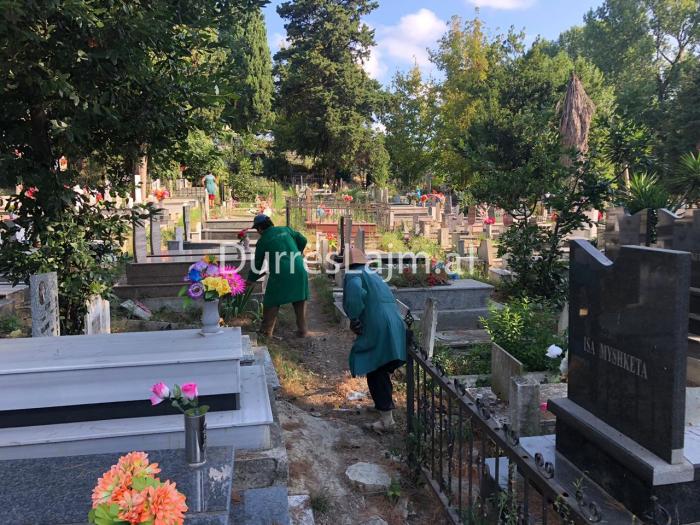 Vazhdon aksioni, pastrohen varrezat e vjetra të Durrësit (FOTO)