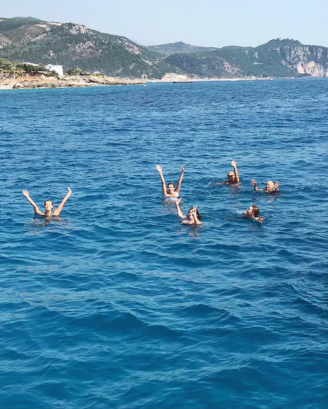 Luana Vjollca zgjedh Dhërmiun për të pushuar: E bekuar nga familja dhe natyra e mrekullueshme