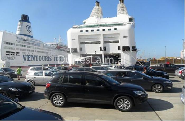 Fluks i lartë pasagjerësh në portin e Durrësit, 36 sportele për pasagjerët dhe automjetet