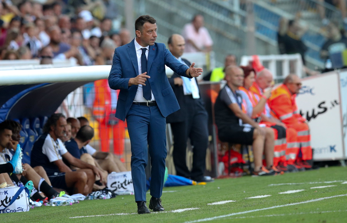 Ndodh në Serinë A, arbitri detyron trajnerin të ndërrojë këmishën