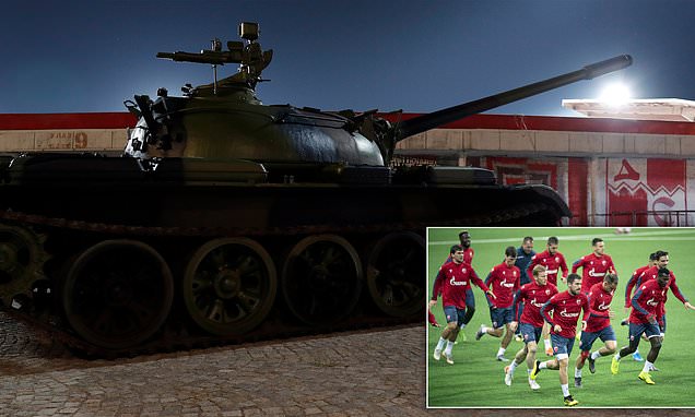 Për tifozët e Serbisë është ‘normale’ të parkojnë një tank para stadiumit!