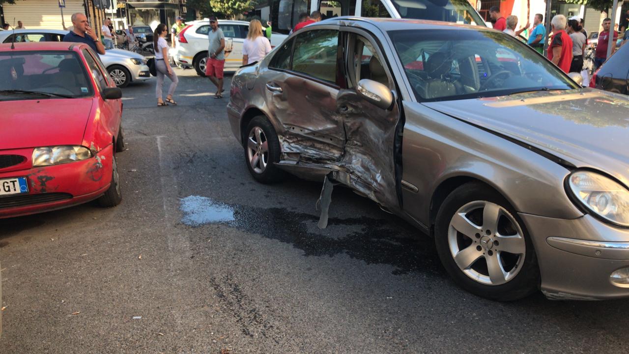 Aksident i katërfishtë te Rruga e Durrësit, 4 të plagosur