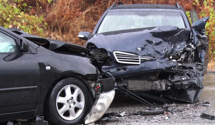 Përplasen “Benz”-at, 5 persona përfundojnë në spital