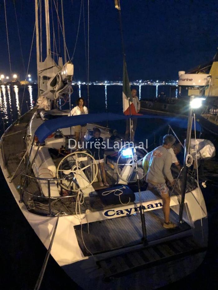 Durrës, shpëtohen 7 turistë italianë, iu fik jahti në det (FOTO)