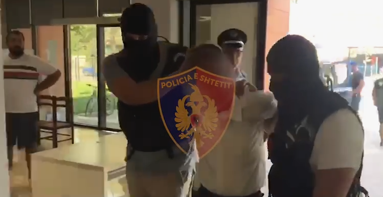 3 armë zjarri dhe 308 fishekë luftarak, prangoset 47-vjeçari