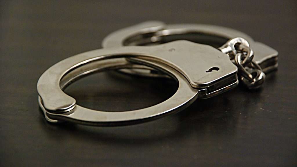 Qeni zbulon drogën në makinë, pranga 34-vjeçarit