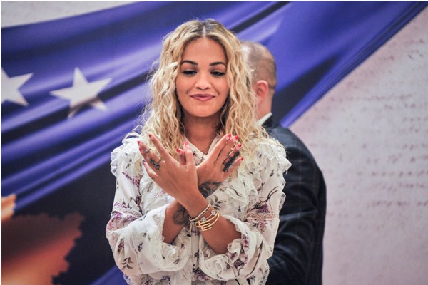 “Vajzat kosovare janë të papara”, Rita Ora mbështet publikisht Taynan dhe Dafinën