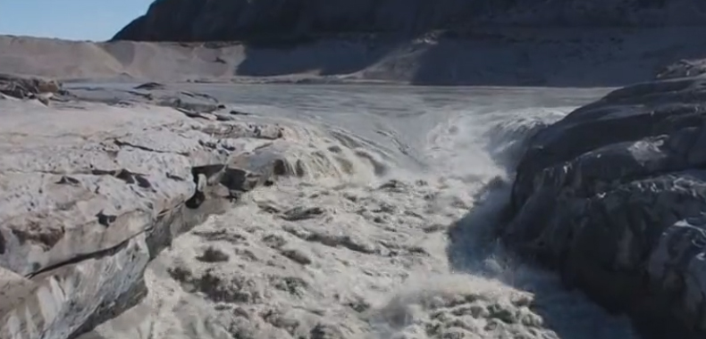 I nxehti i pazakontë në Groenlandë, 10 miliardë ton ujë derdhen në oqean