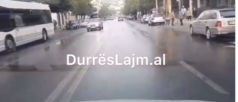 Pas shumë kohësh, nis larja e rrugëve të Durrësit (VIDEO)
