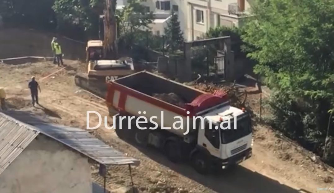 Rifillojnë punimet në Kodër Vilë, banorët: Policia nuk ndërhyn, janë krisur shtëpitë (VIDEO)