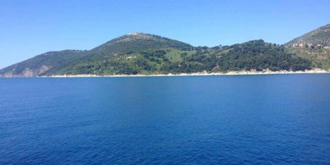 Zjarri përfshin ishullin e Sazanit, dyshohet të jetë i qëllimshëm