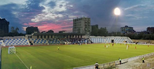 Shkëputet energjia elektrike në stadium, ndërpritet ndeshja Tirana-Teuta