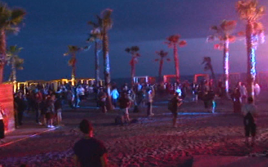 Sherr masiv në plazh, grushta e sende te forta