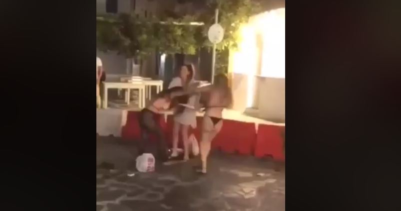 Sherr i madh mes turisteve femra, pamjet bëjnë xhiron e rrjetit (VIDEO)
