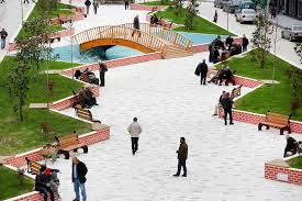 “Pse shikon!” Adoleshentët terrorizojnë klientët e lokalit në Shijak