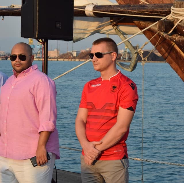 Nënkryetari i Bashkisë së Durrësit me fanellën e Kombëtares në pritjen zyrtare (FOTO)