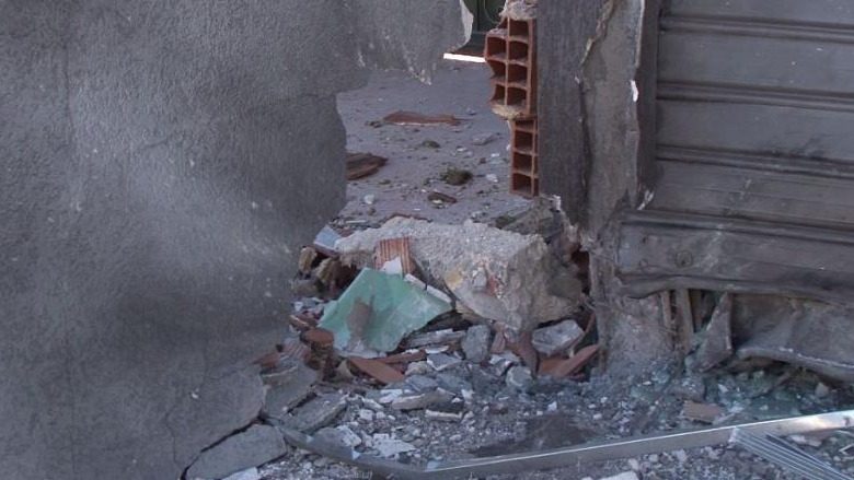 Shpërthim me tritol në oborrin e një banese