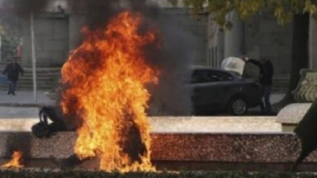 45-vjeçari i jep fund jetës, vetëdigjet në banesë