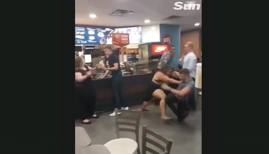 Gruaja hedh burrin “tuç në tokë” brenda në lokal (VIDEO)