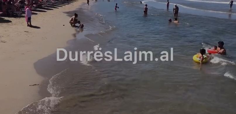 Problemi vazhdon në Vlorë/ Aty ku lahen pushuesit, derdhen ujërat e zeza në det (VIDEO)