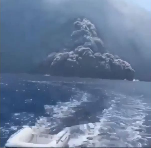 Pamje të frikshme në Itali/ Kur vullkani të vjen nga pas, turistët të tmerruar (VIDEO)