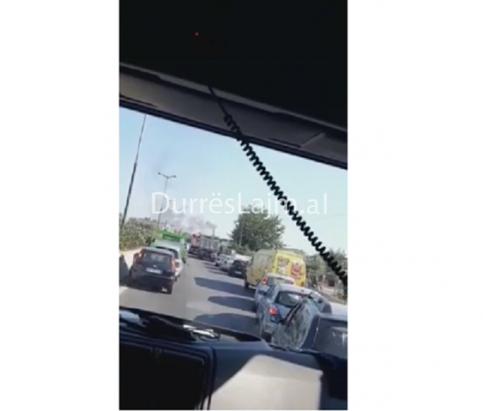 Durrës, zjarrfikësja drejt vendngjarjes, askush si hap rrugën! (VIDEO)