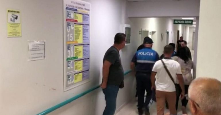 Denoncimi/ Djali dhe nipi i Gramoz Ruçit përgjakën spitalin e Fierit