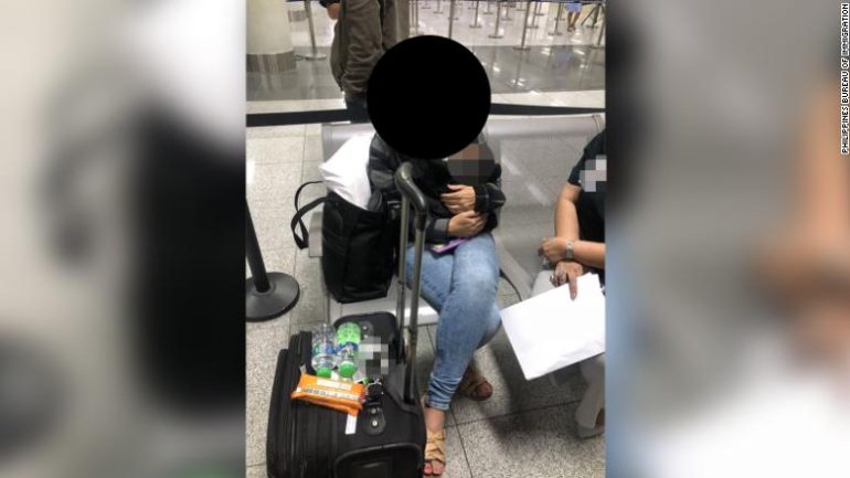 Fshehu foshnjën në valixhe, gruaja arrestohet në aeroport