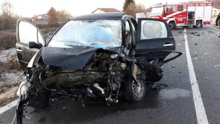 Përplasen 2 automjete, aksidentohen 2 persona