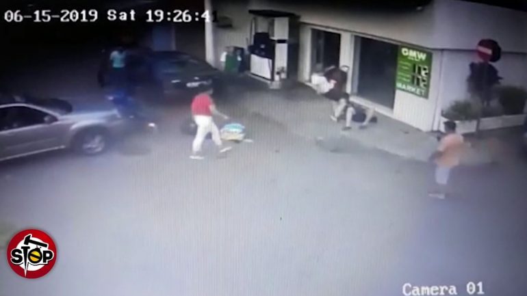 Gruaja ndjek me makinë dhe përplas të riun, më pas e godet me shkelm