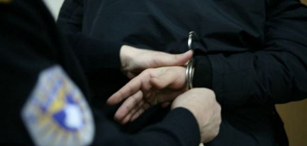 Po transportonte me furgon 24 shtetas të huaj, arrestohet i riu