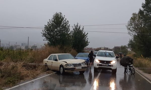 Moti i keq, rrëzohen dy shtylla të tensionit të lartë në Korçë
