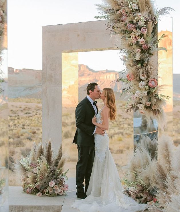 DJ Tiësto kurorëzon dashurinë në mes të shkretëtirës (FOTO)