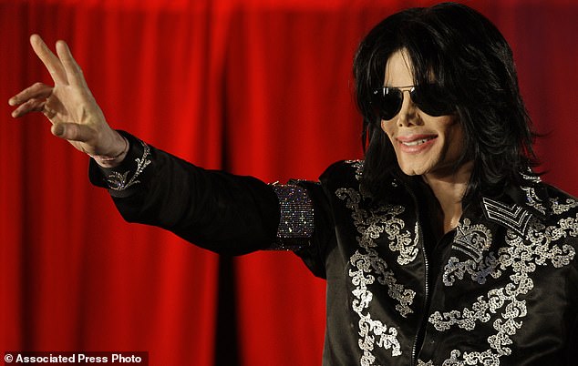 Këmishë me gjak në dhomën e gjumit/ Dëshmitë rrëqethëse, çfarë ndodhi me Michael Jackson para vdekjes (FOTO)