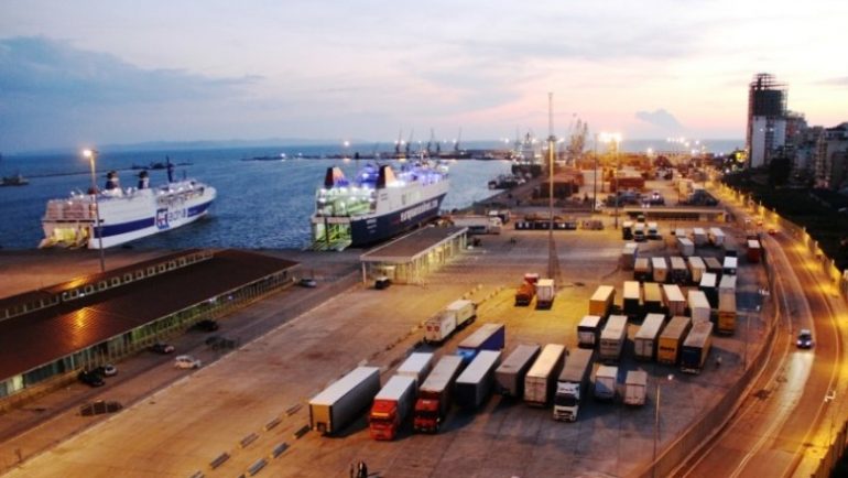 Oficeri i sigurisë nxjerr kokainën me çantë nga Porti i Durrësit (FOTO)