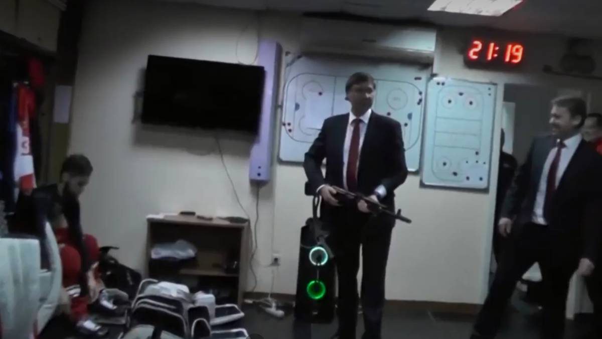 Me kallashnikov në dhomën e zhveshjes së sportistëve!