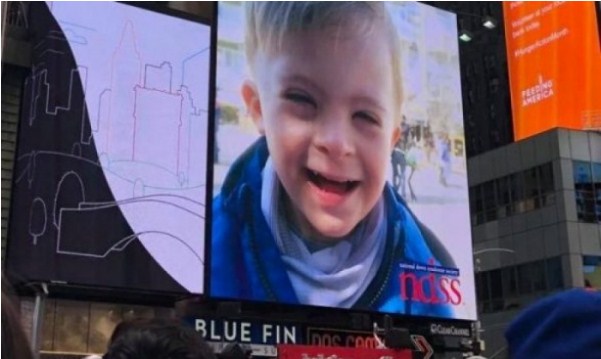 Vogëlushi shqiptar pushton ekranin e “Times Square” në New York (FOTO)