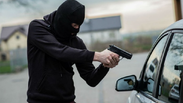 Dy persona me armë terrorizojnë dhe i grabisin makinën çiftit në autostradën Tiranë-Durrës