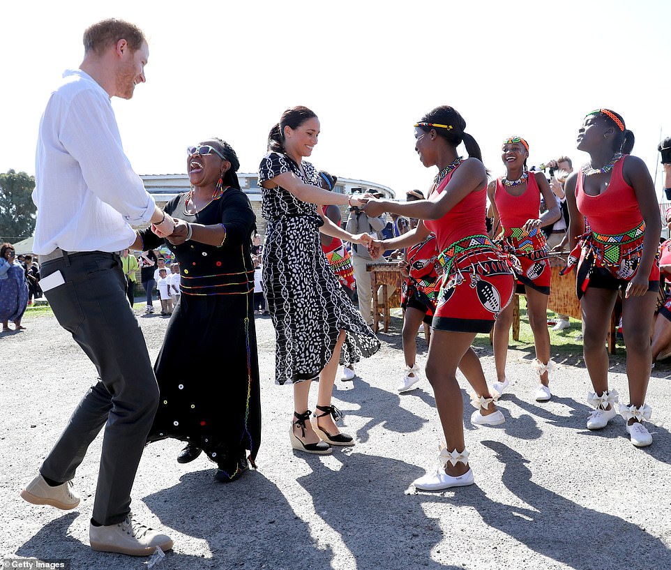 Meghan dhe Harry kërcejnë në Afrikën e Jugut (FOTO)
