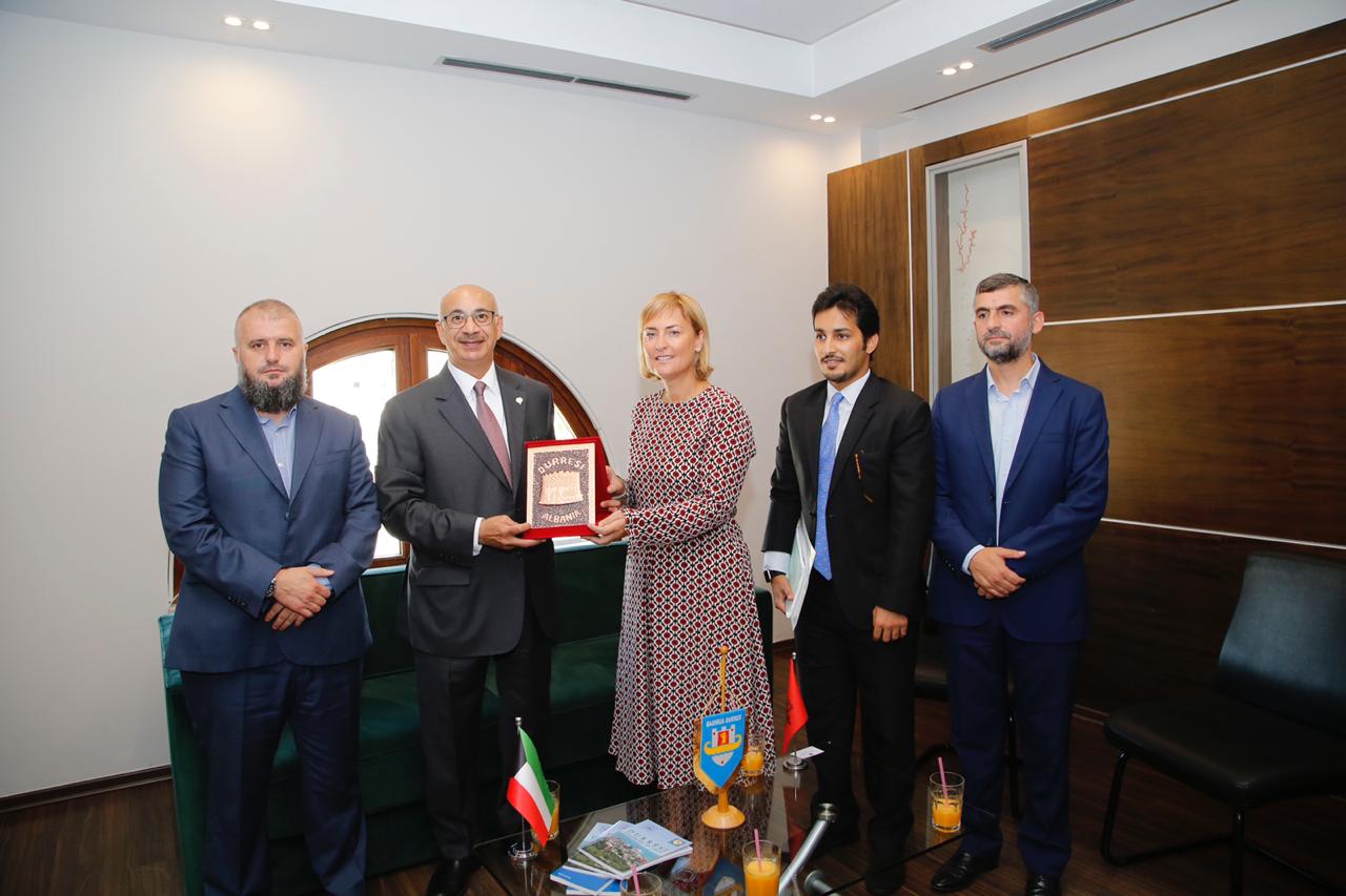 Sako takohet me ambasadorin e Kuvajtit, jepen ndihma për të prekurit nga tërmeti