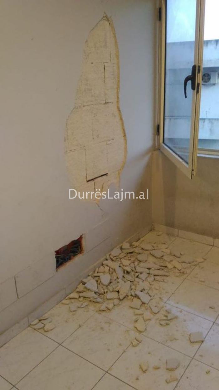 Durrës, krisje dhe suva e rënë tek një pallat shumëkatësh (FOTO)