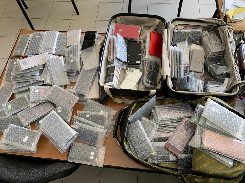 Nga Stambolli në Tiranë, kapen 184 “Iphone” e “Samsung” kontrabandë në Rinas