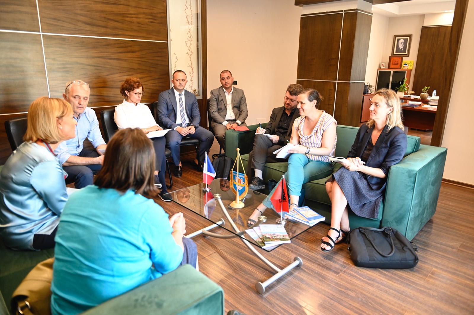 Sako takohet me Vasak, surprizon mënyra sesi udhëtoi drejt Durrësit diplomatja franceze (FOTO)