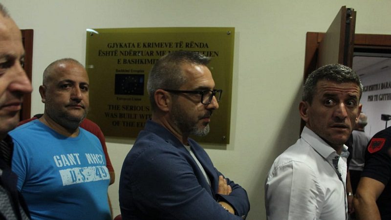 Pritet vendimi/ Saimir Tahiri hyn në sallë i rrethuar nga mbështetësit