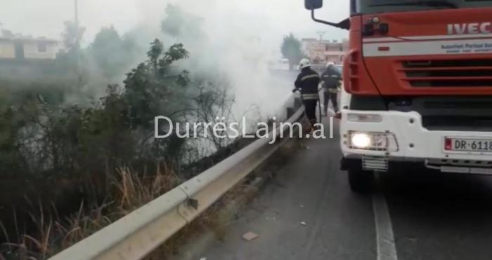 Vatër zjarri te Ura e Dajlanit në Durrës, bllokohet trafiku (FOTO & VIDEO)