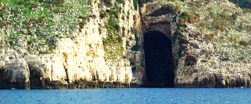 Anija përplaset me shkëmbinjtë dhe fundoset në shpellë, shpëtohen 4 persona