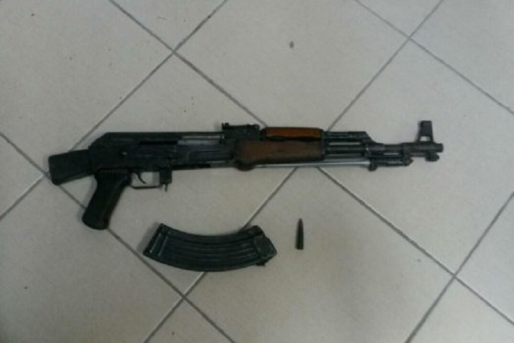 Plagosi me armë në lokal 48-vjeçarin, vetëdorëzohet në polici i riu