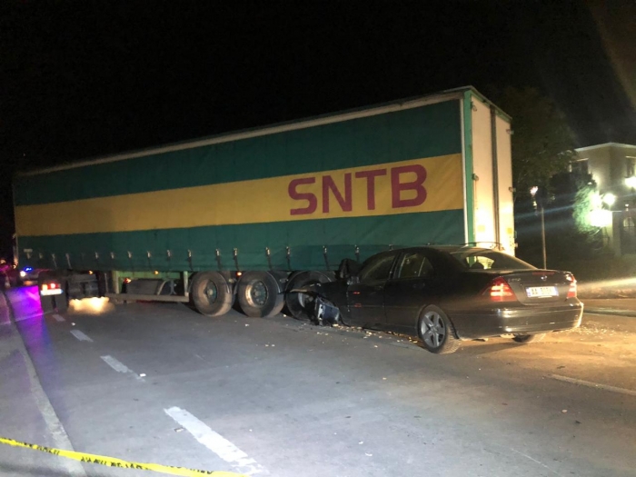 Përplaset pedagogu, ‘Benzi’ futet poshtë kamionit (FOTO)